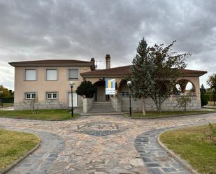 Vista exterior de Casa o xalet en venda en Zamora Capital  amb Aire condicionat, Calefacció i Jardí privat