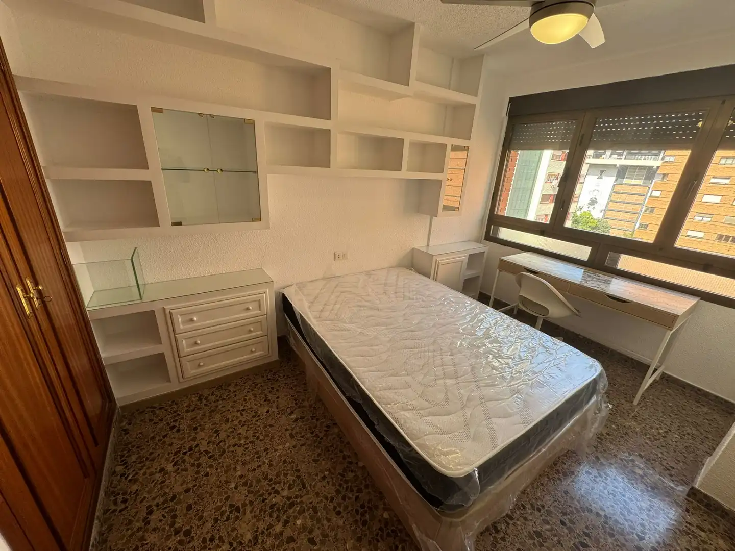 Dormitori de Pis de lloguer en Valencia amb Aire condicionat, Moblat i Balcó