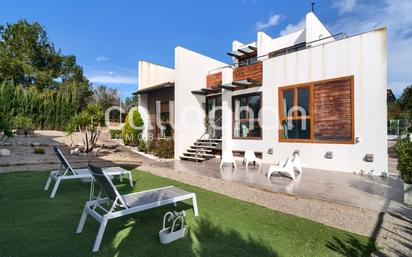 Vista exterior de Casa o xalet en venda en Chiva amb Aire condicionat, Calefacció i Jardí privat