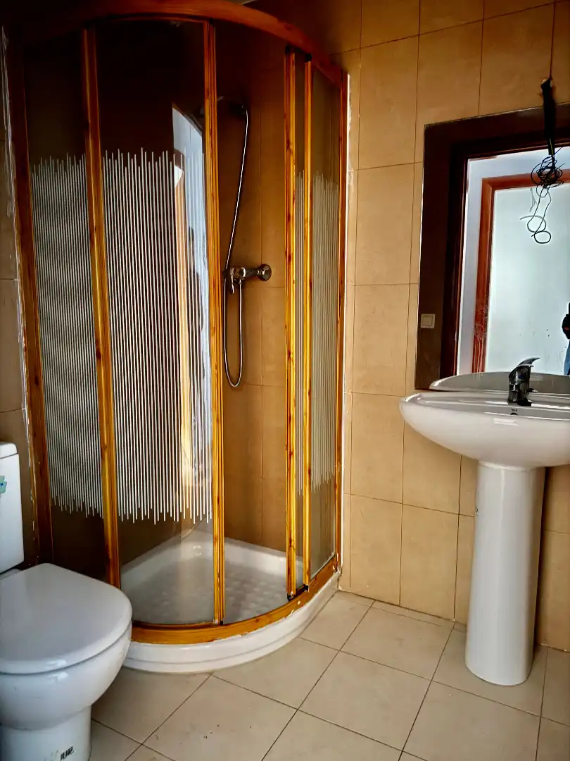 Badezimmer von Einfamilien-Reihenhaus zum Verkauf in Reus mit Parkett und Terrasse