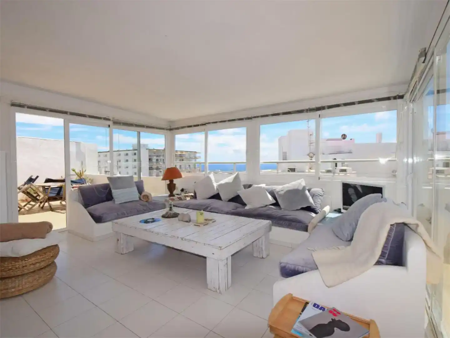Wohnzimmer von Dachboden zur Miete in Santa Eulària des Riu mit Klimaanlage und Balkon