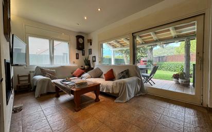 Sala d'estar de Casa o xalet en venda en Mont-ras amb Calefacció, Jardí privat i Balcó
