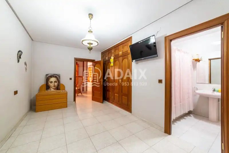Haus oder Chalet zum Verkauf in Úbeda mit Terrasse, Abstellraum und Balkon