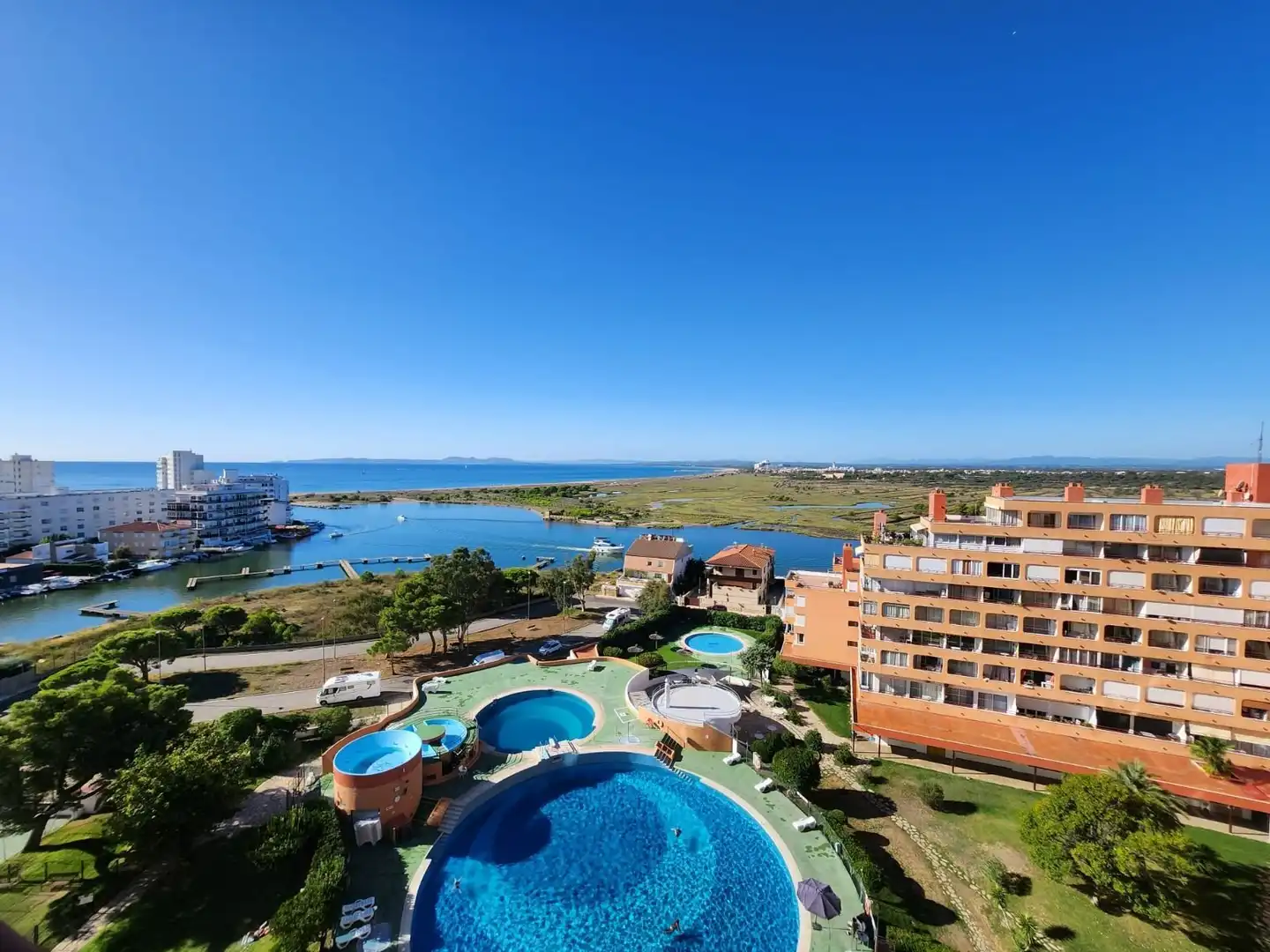 Pis amb piscina en venda a cap de ponent