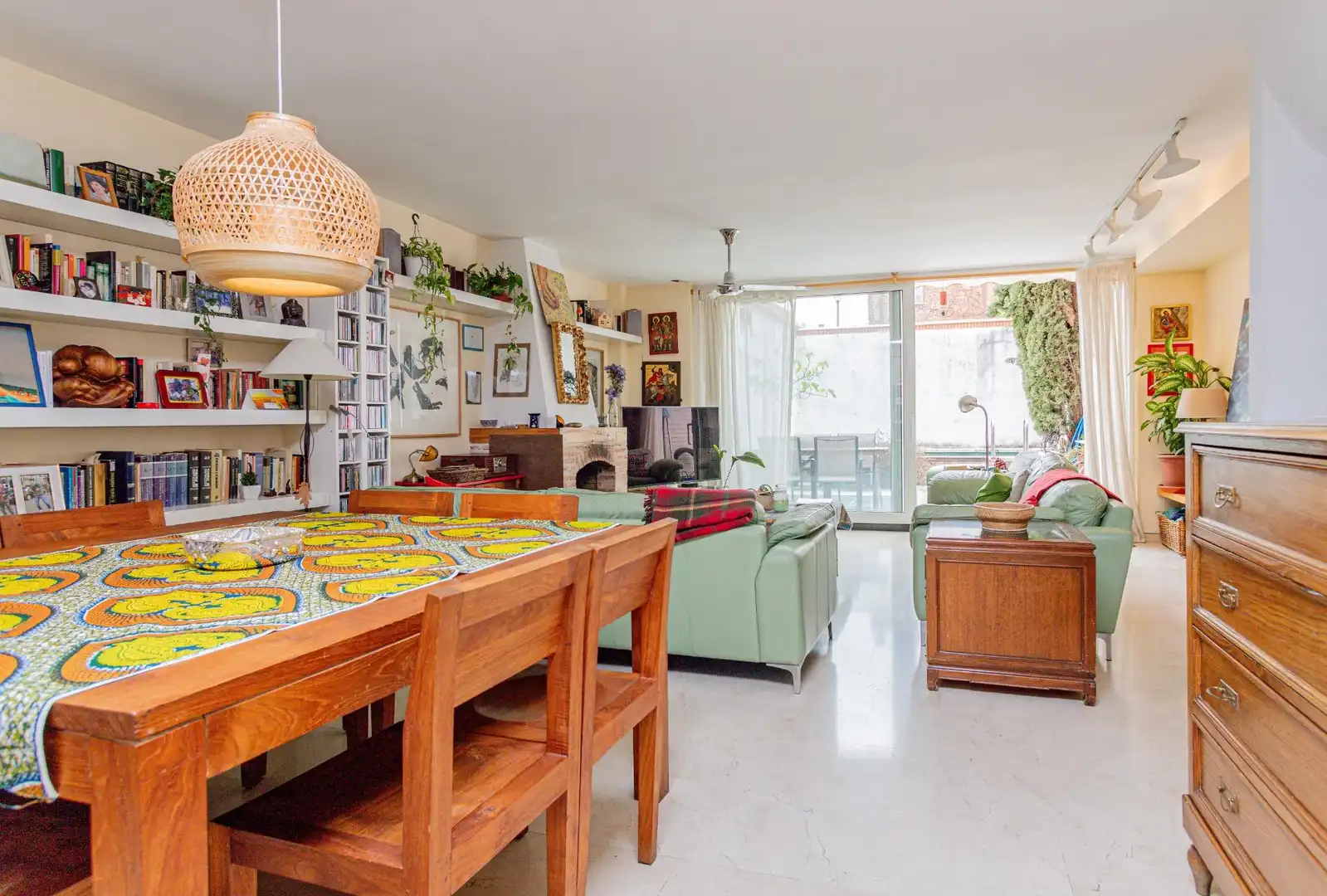 Sala d'estar de Casa adosada en venda en Tres Cantos amb Calefacció, Terrassa i Traster