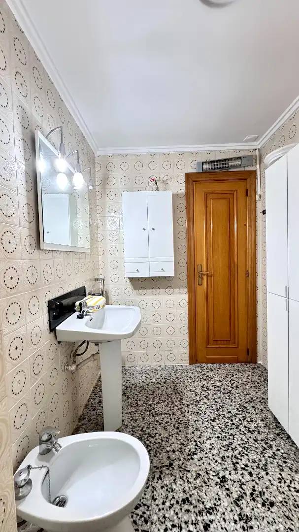 Bathroom of Apartments for sale in Valencia  with Furnished, Oven and Washing machine