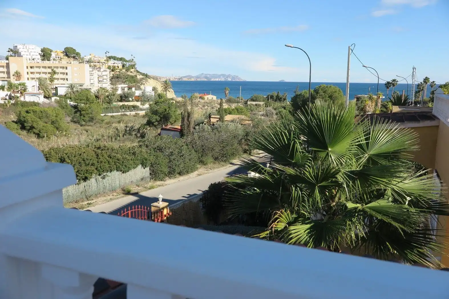 Vista exterior de Casa o xalet en venda en El Campello amb Aire condicionat, Jardí privat i Terrassa