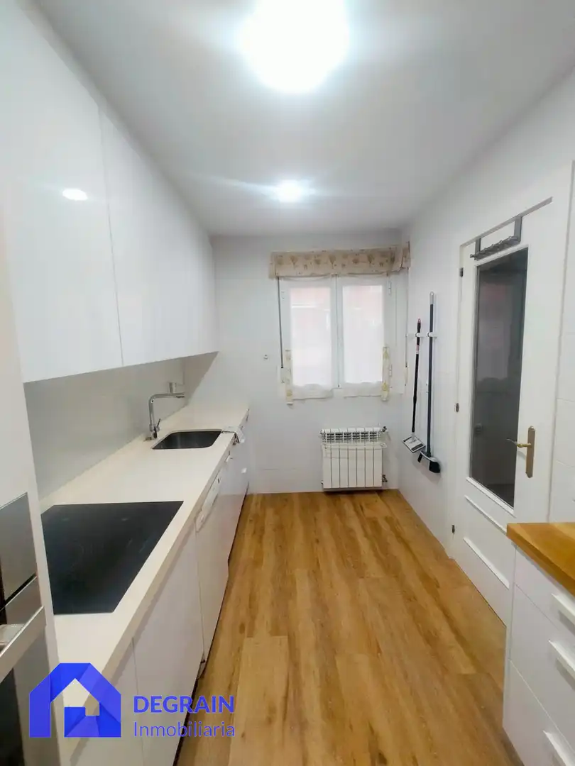 Küche von Einfamilien-Reihenhaus zur Miete in Llanera mit Heizung, Privatgarten und Parkett