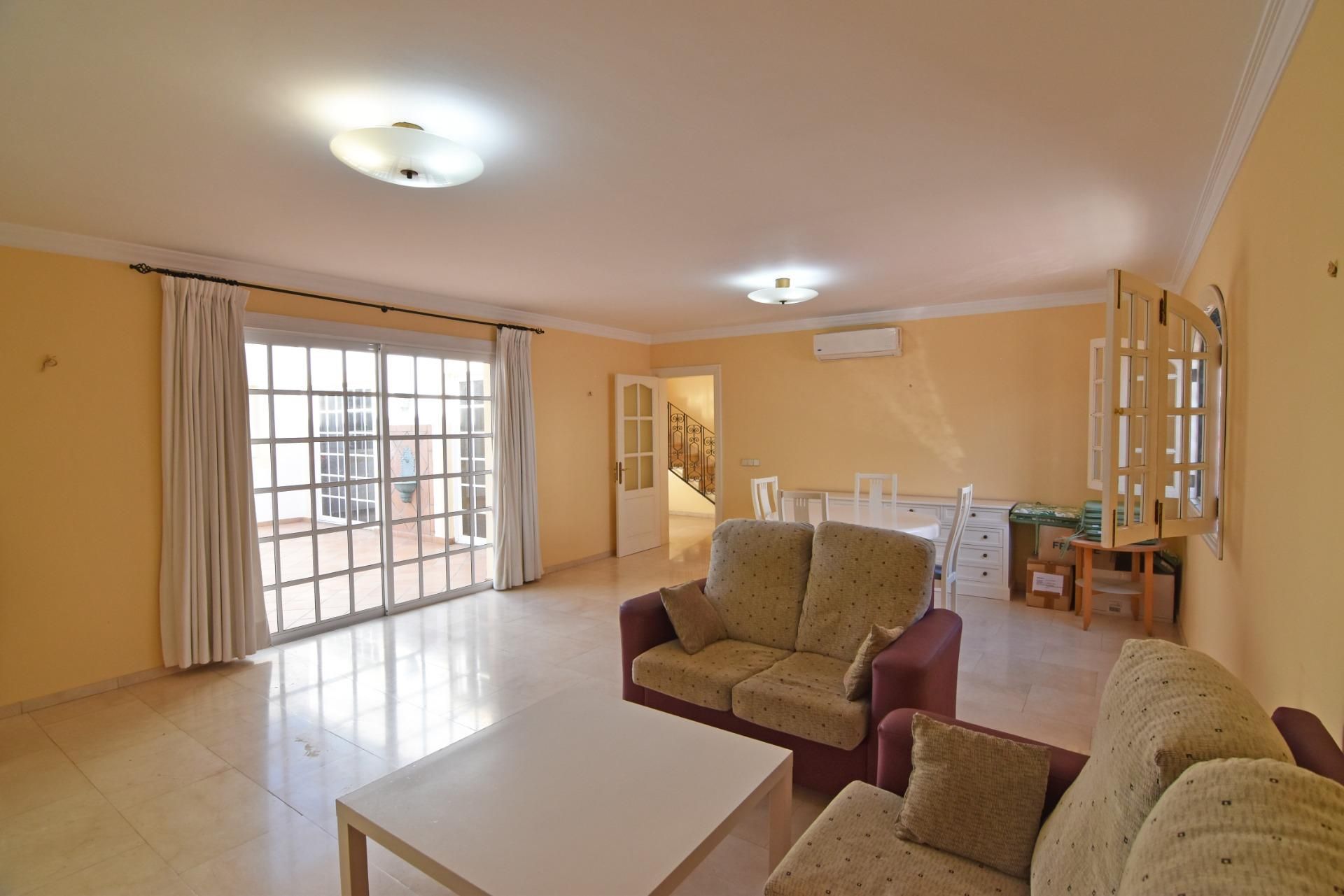 Sala d'estar de Casa o xalet en venda en San Bartolomé de Tirajana amb Aire condicionat i Terrassa
