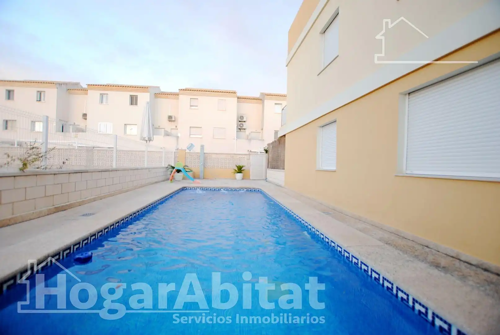 Außenansicht von Einfamilien-Reihenhaus zum Verkauf in Oliva mit Terrasse, Möbliert und Balkon