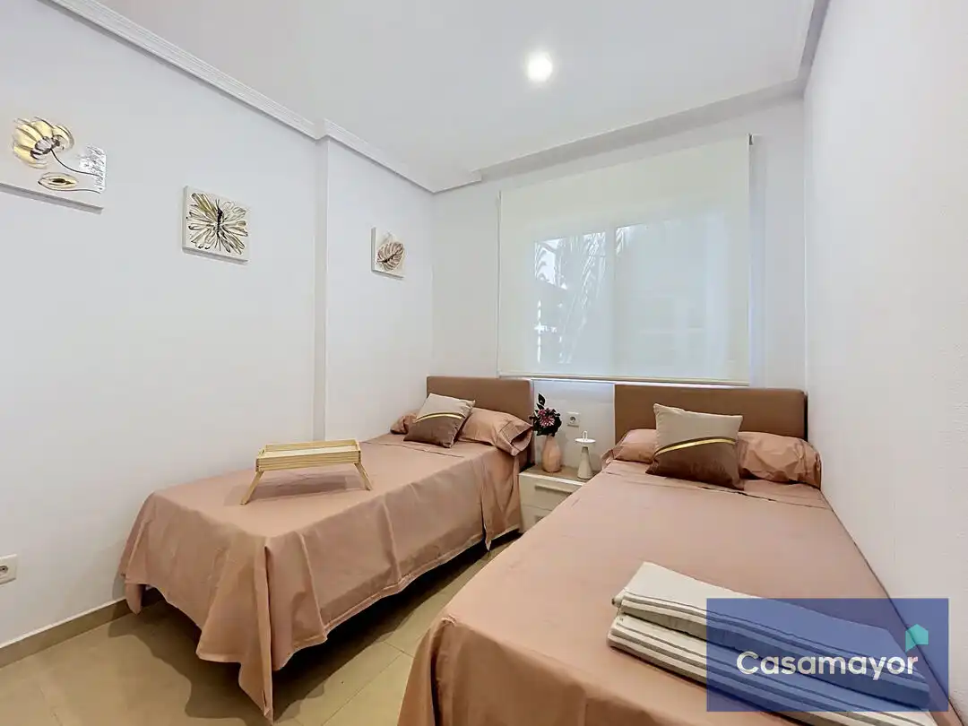Habitación de Piso en venta en Alicante / Alacant con Aire acondicionado, Calefacción y Jardín privado