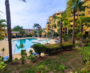 Vista exterior de Pis en venda en Marbella amb Aire condicionat, Terrassa i Piscina