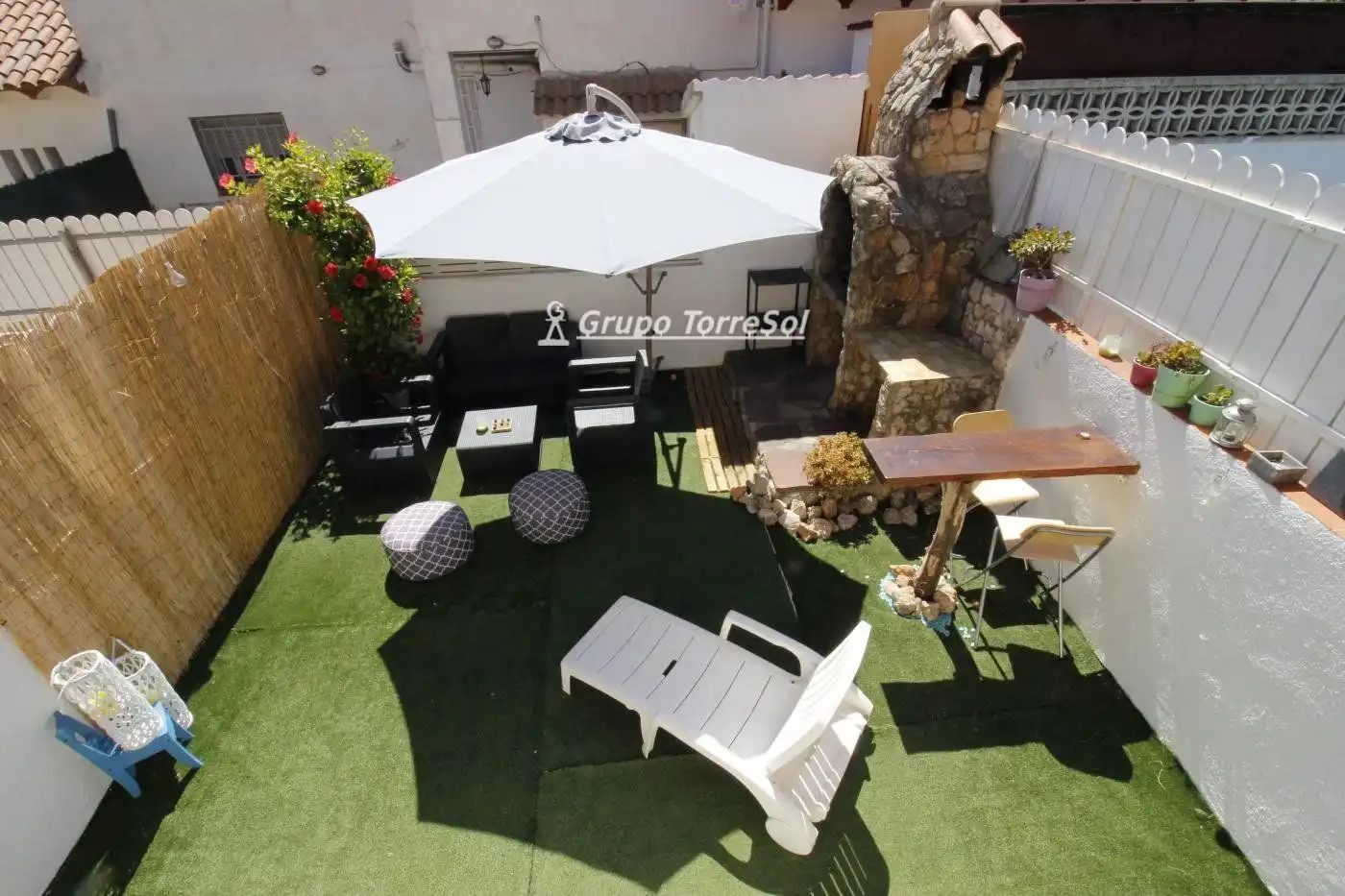 Terrasse von Einfamilien-Reihenhaus zum Verkauf in Torredembarra mit Klimaanlage, Heizung und Privatgarten