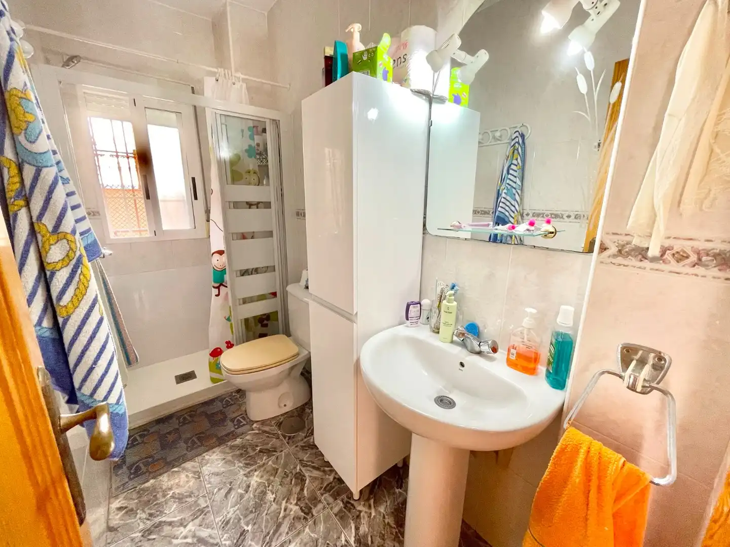 Badezimmer von Erdgeschoss zur Miete in San Pedro del Pinatar mit Möbliert, Waschmaschine und Mikrowelle