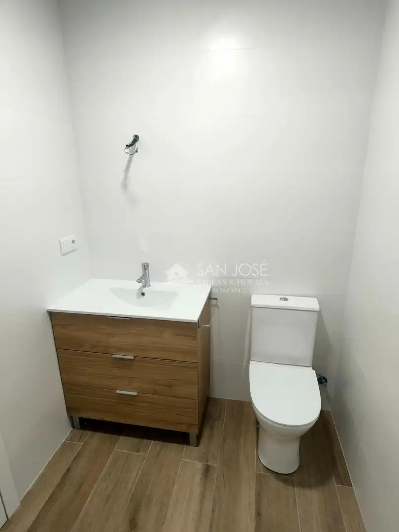 Badezimmer von Wohnung zum Verkauf in Aspe mit Klimaanlage und Heizung