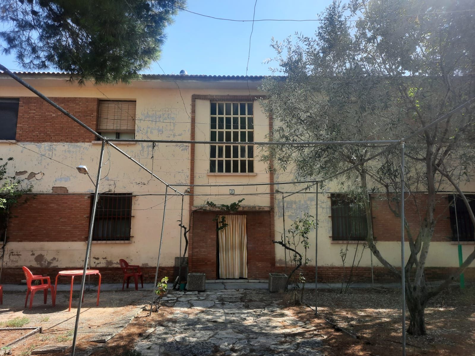 Vista exterior de Finca rústica en venda en La Puebla de Híjar amb Jardí privat