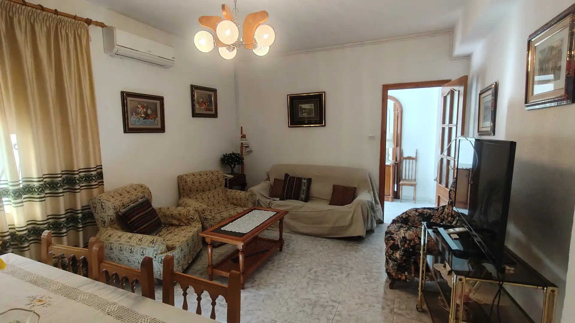 Sala d'estar de Casa o xalet en venda en Baza amb Moblat