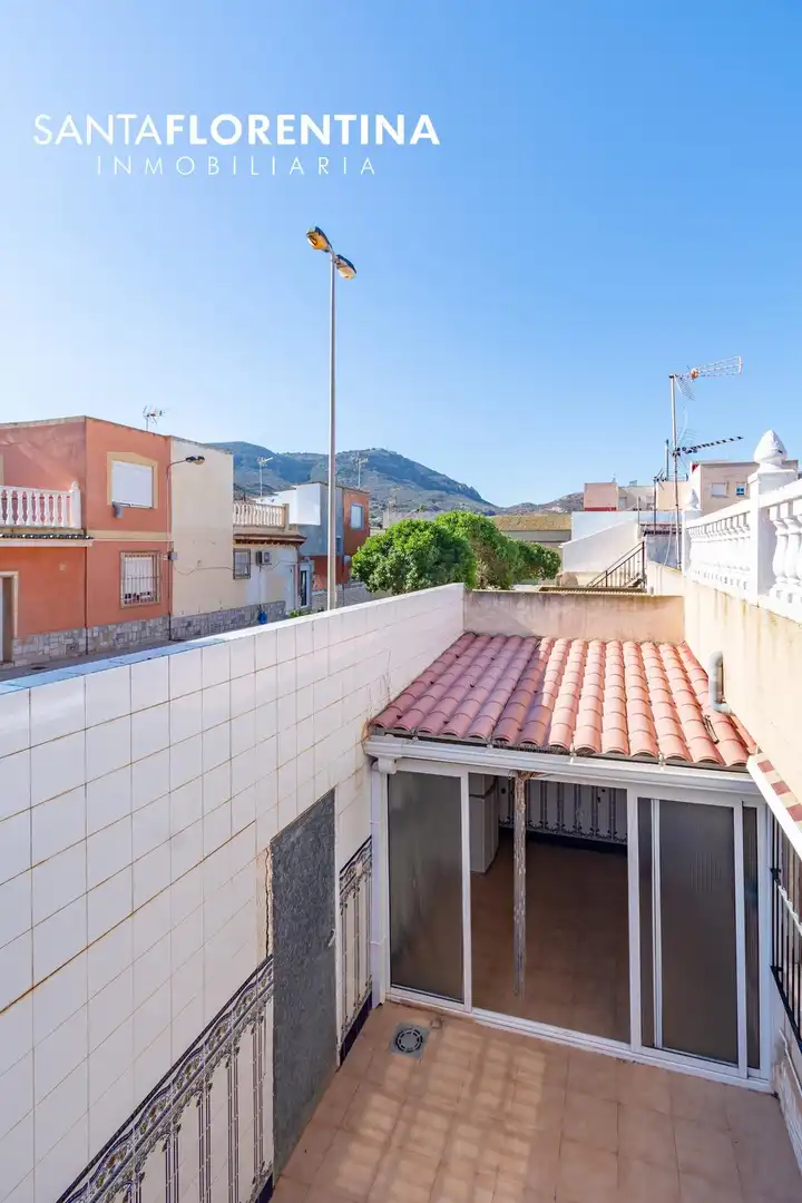 Vista exterior de Casa adosada en venda en Cartagena amb Aire condicionat, Jardí privat i Terrassa