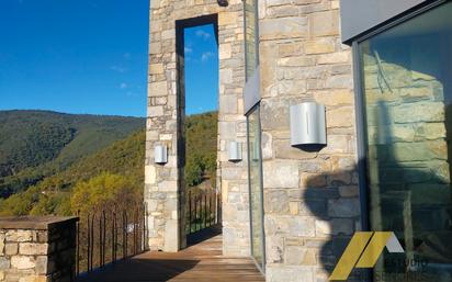 Vista exterior de Casa o xalet en venda en Boltaña amb Aire condicionat, Terrassa i Piscina