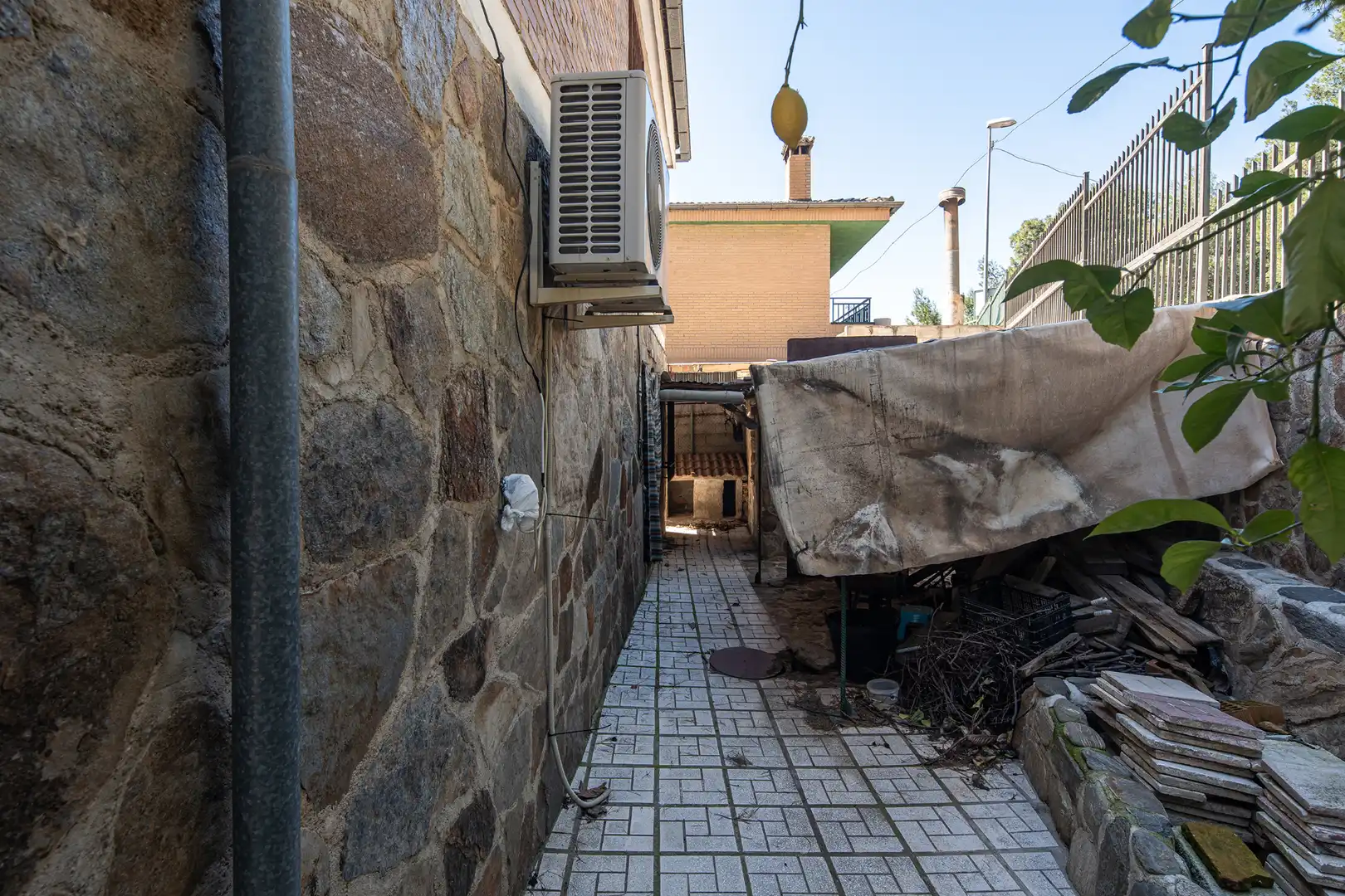 Außenansicht von Einfamilien-Reihenhaus zum Verkauf in Granada mit Klimaanlage, Privatgarten und Terrasse