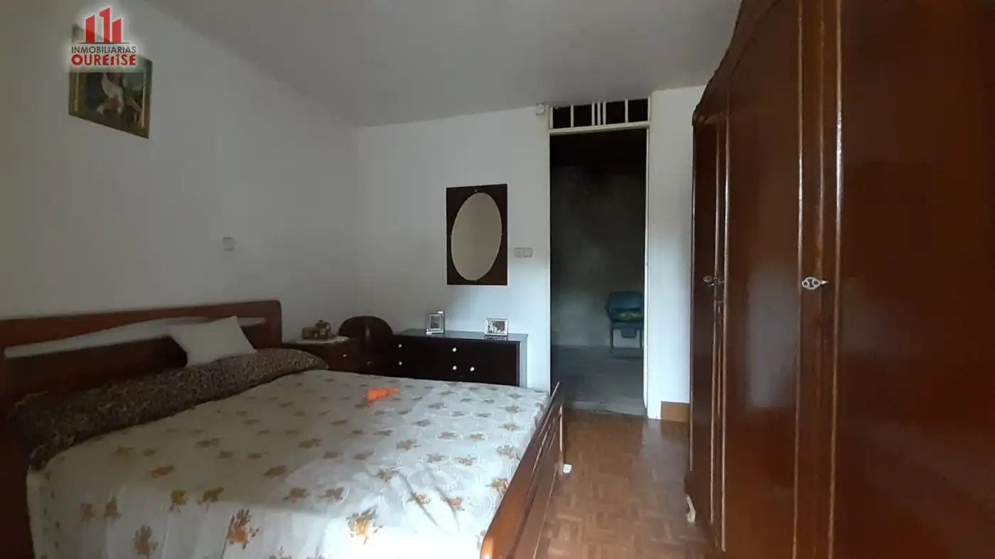 Schlafzimmer von Haus oder Chalet zum Verkauf in Ourense Capital  mit Balkon