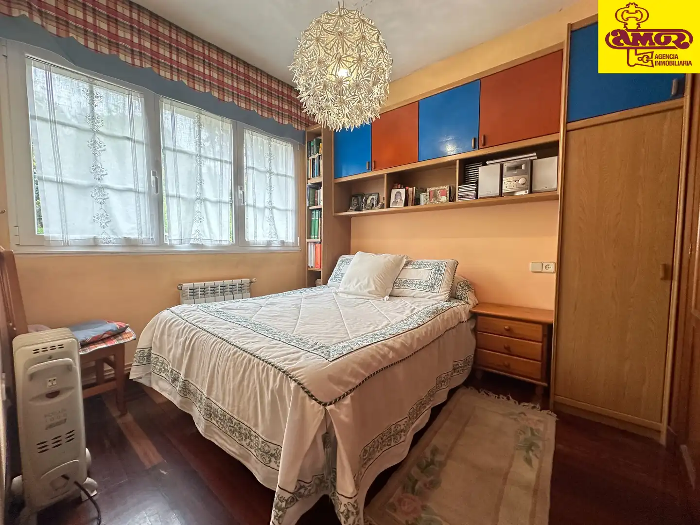 Dormitori de Casa o xalet en venda en Santiago de Compostela  amb Calefacció, Jardí privat i Terrassa