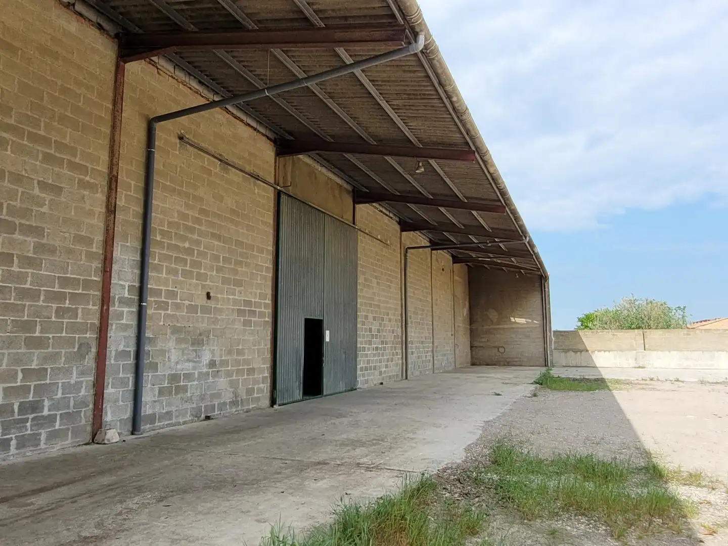 Vista exterior de Nave industrial de alquiler en Bell-lloc d'Urgell