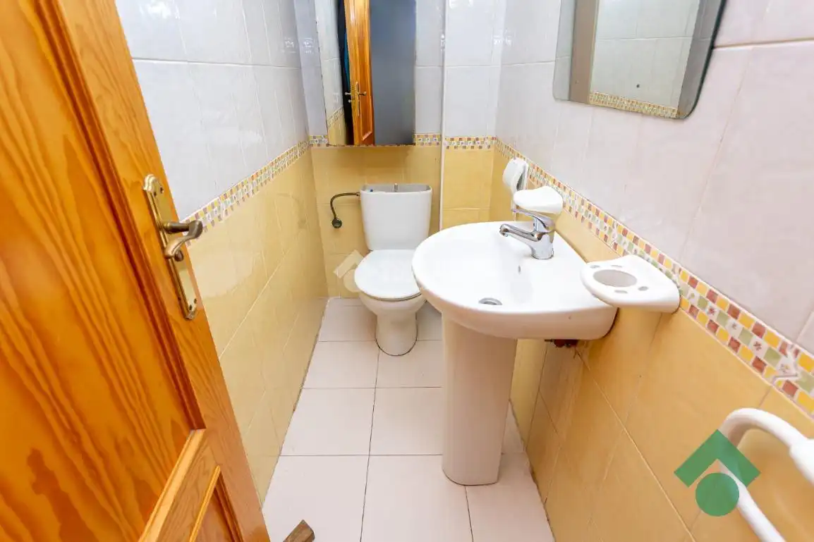 Baño de Casa adosada en venta en Algeciras con Calefacción y Amueblado
