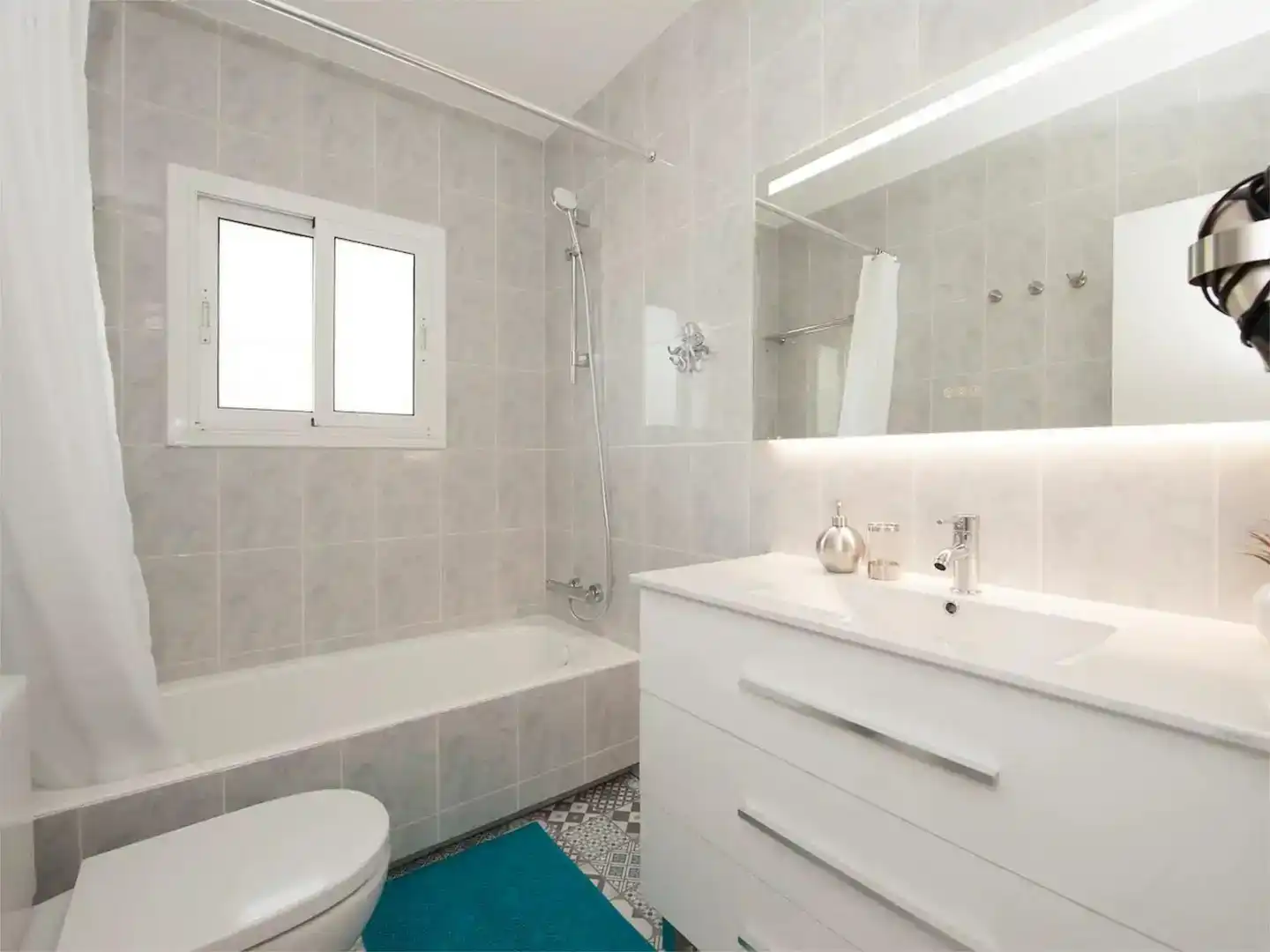 Badezimmer von Wohnung zur Miete in Castelldefels mit Klimaanlage, Schwimmbad und Balkon