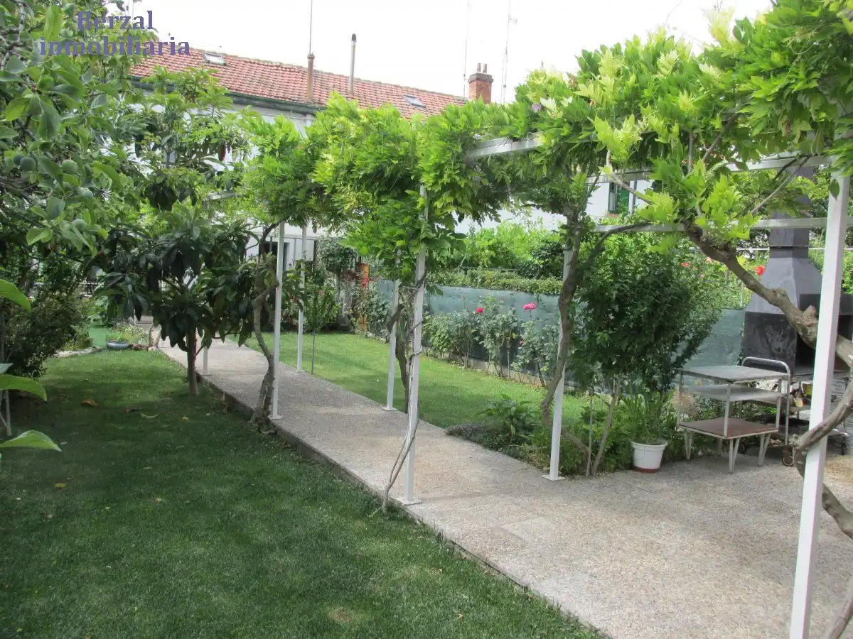 Jardí de Casa o xalet en venda en  Logroño amb Calefacció, Jardí privat i Terrassa