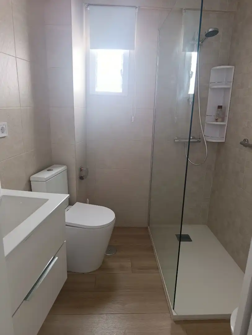 Baño de Piso de alquiler en Dos Hermanas con Aire acondicionado, Trastero y Amueblado