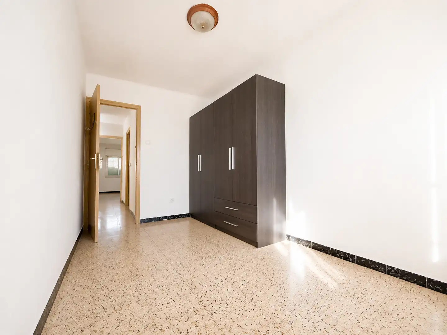 Schlafzimmer von Wohnung zum Verkauf in Santa Coloma de Gramenet mit Klimaanlage, Heizung und Balkon