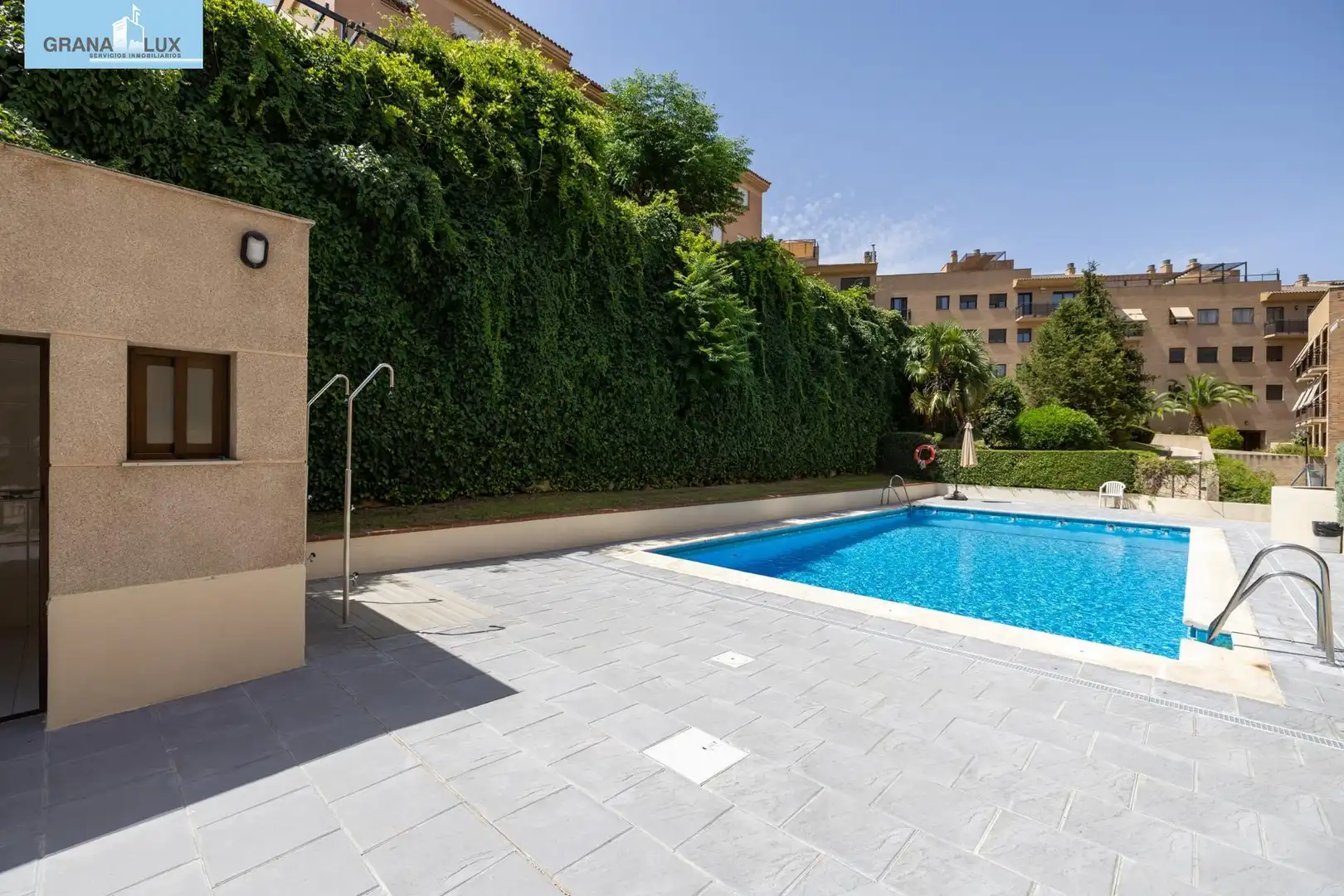 Swimming pool of Flat for sale in Granada