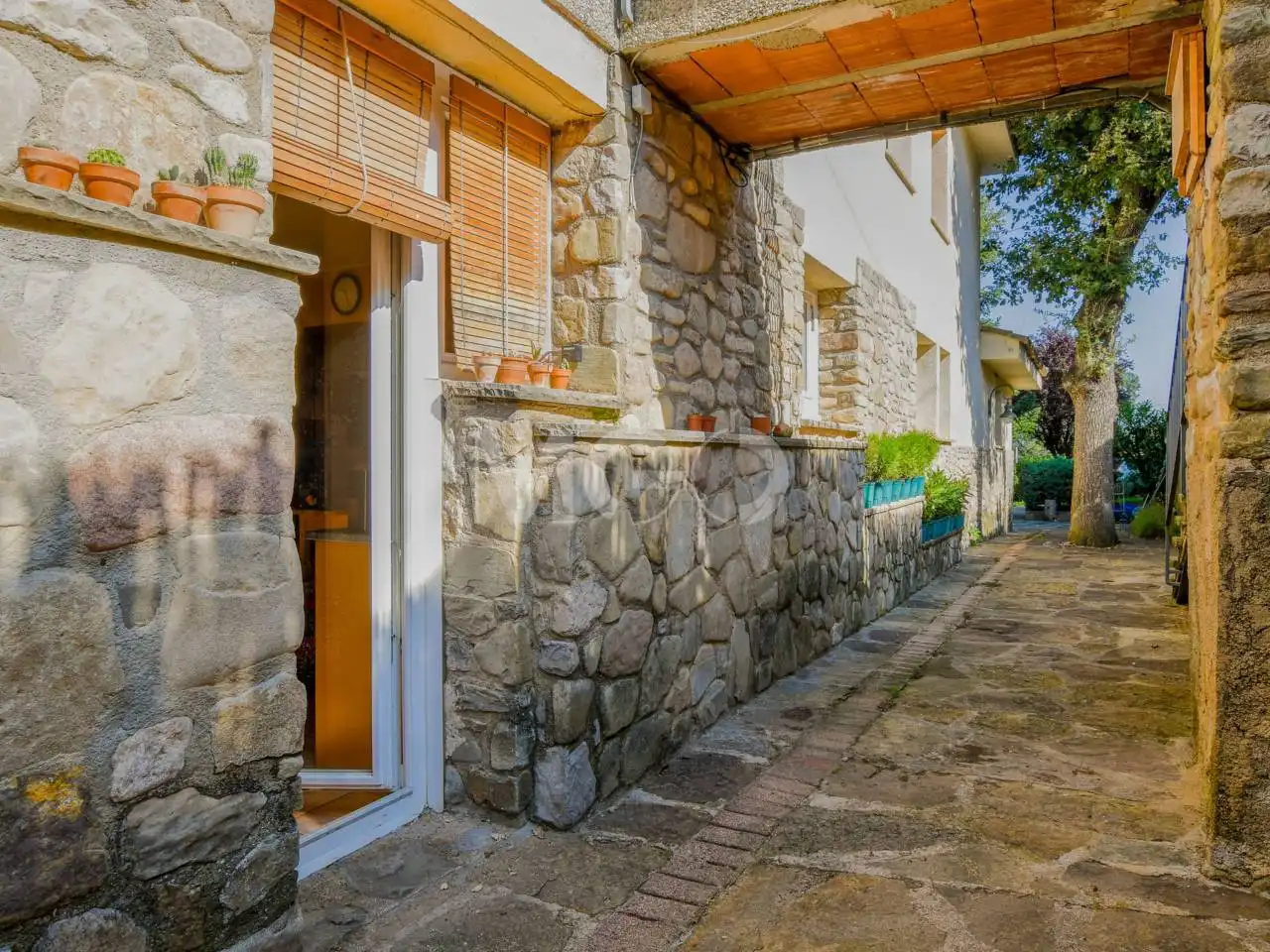Vista exterior de Casa o xalet en venda en Tavèrnoles amb Calefacció, Jardí privat i Parquet