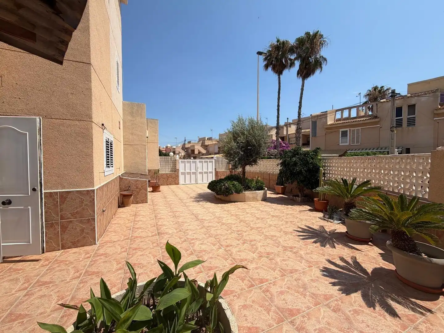 Vista exterior de Casa adosada en venta en Torrevieja con Jardín privado, Terraza y Trastero