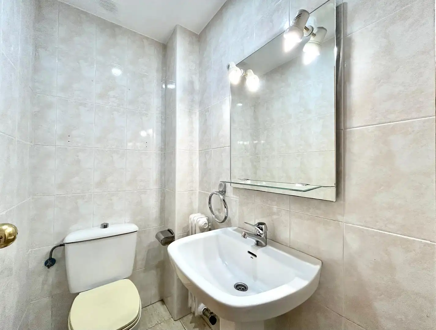 Badezimmer von Erdgeschoss zur Miete in Girona mit Heizung und Ofen