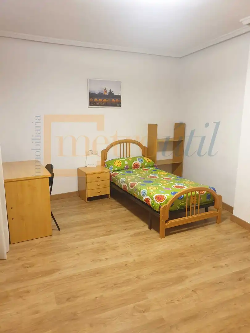 Bedroom of Flat for rent in Salamanca  with Heating, Parquet flooring and Furnished