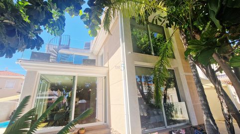 Villa elegante con piscina privada, terrazas y jardín, idealmente situada en Los Alcázares. Disfruta de comodidad, comodidad y exc