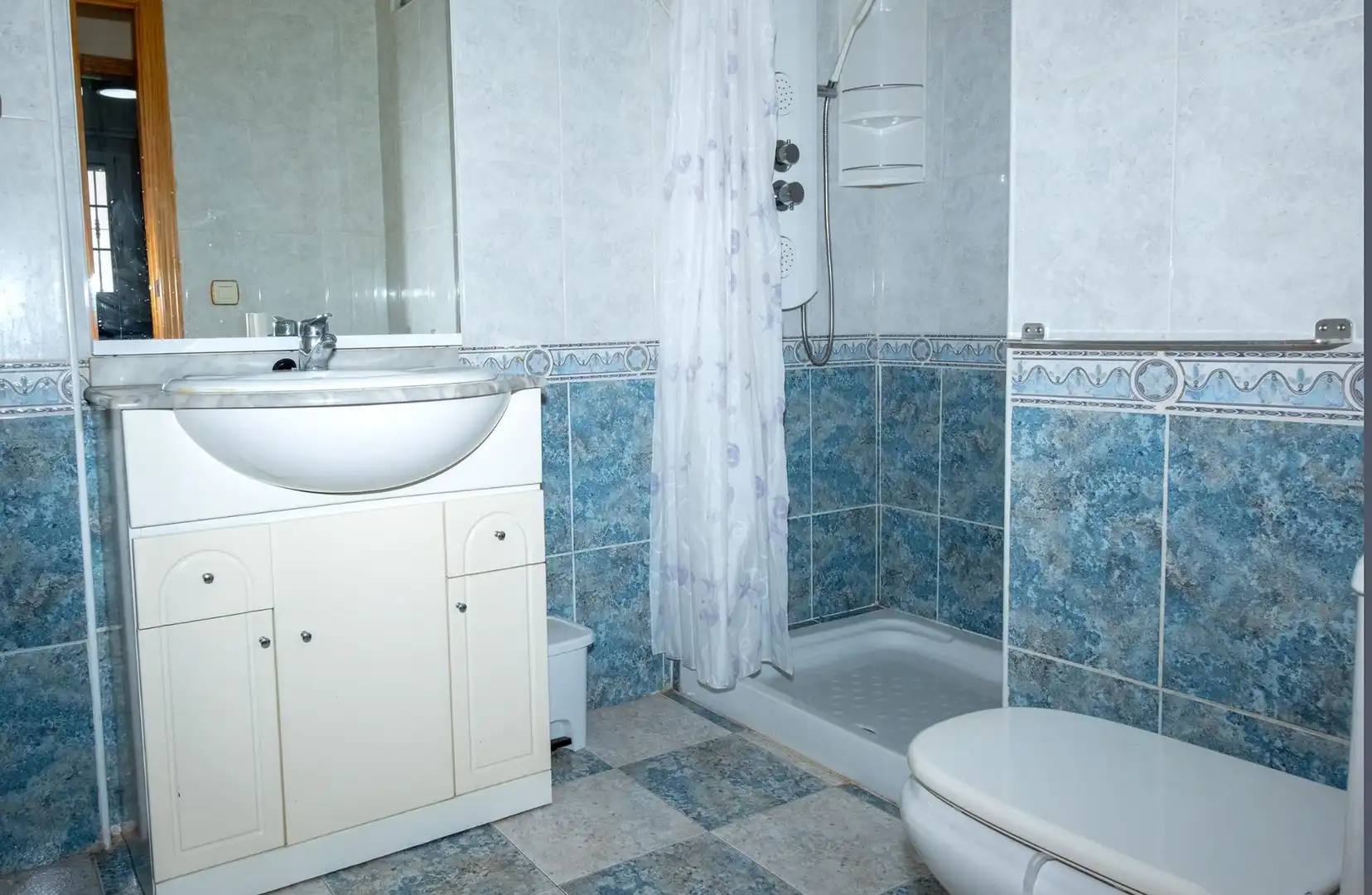 Baño de Casa adosada en venta en Torrevieja con Aire acondicionado, Calefacción y Jardín privado