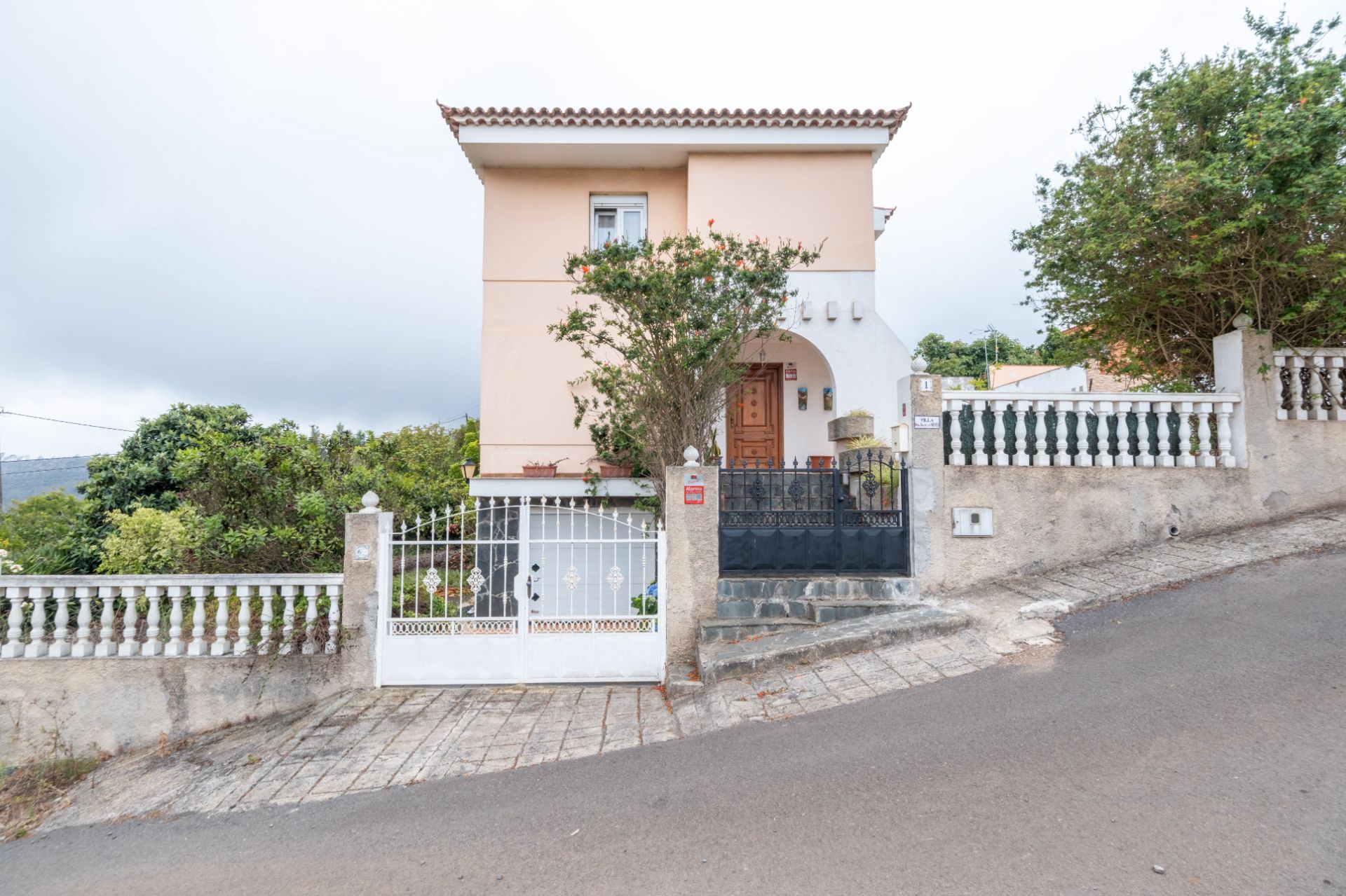 Vista exterior de Casa o xalet en venda en Arucas amb Jardí privat, Terrassa i Piscina