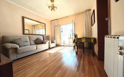 Sala d'estar de Apartament en venda en  Madrid Capital amb Calefacció, Jardí privat i Parquet