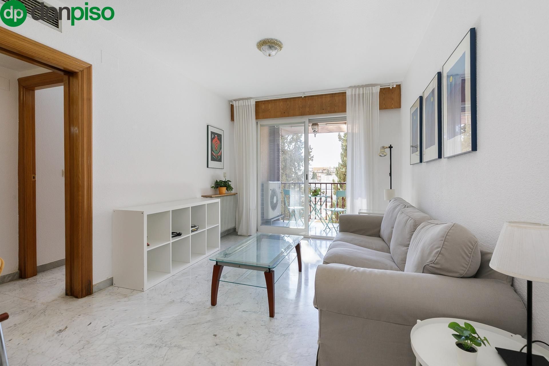 Sala d'estar de Pis en venda en  Granada Capital amb Aire condicionat, Terrassa i Moblat