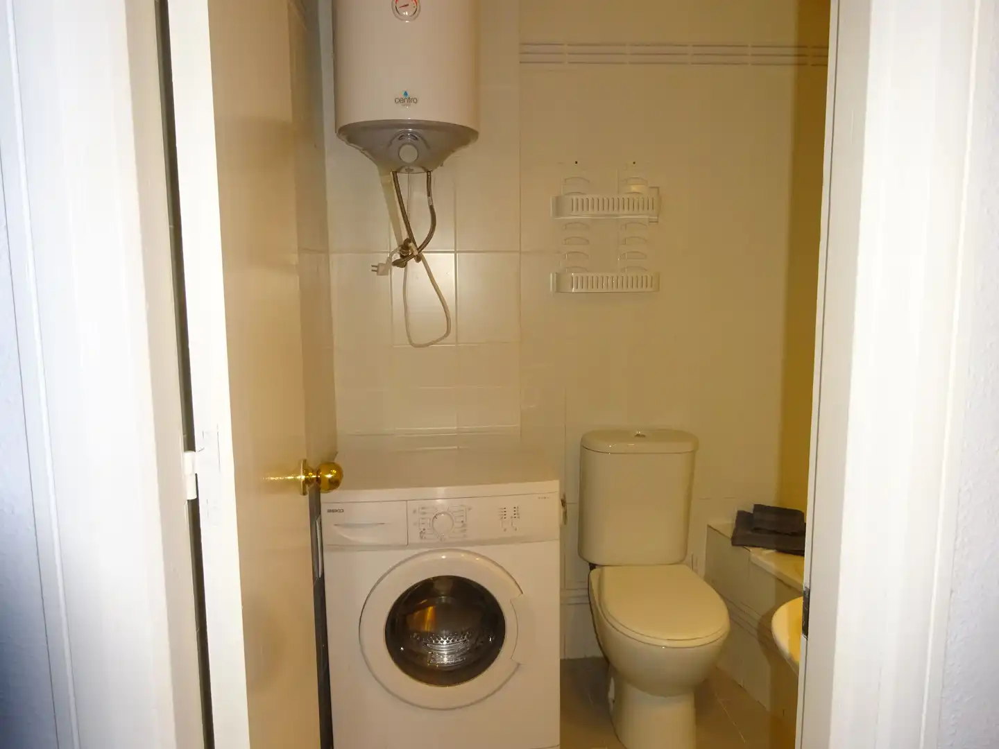 Bathroom of Study for rent in Sevilla  with Air Conditioner, Heating and Washing machine