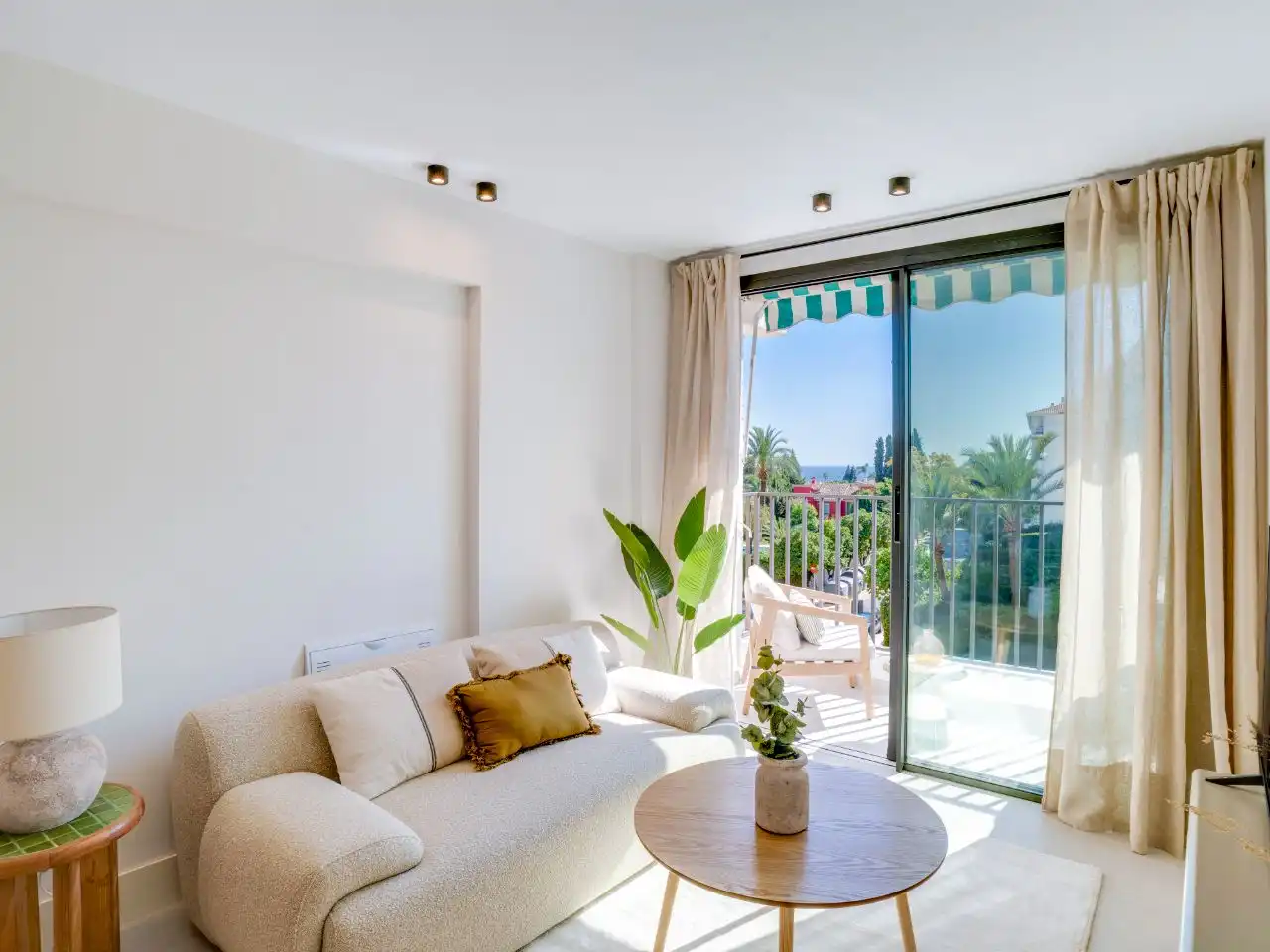 Living room of Flat for sale in Marbella  with Air Conditioner, Terrace and Balcony