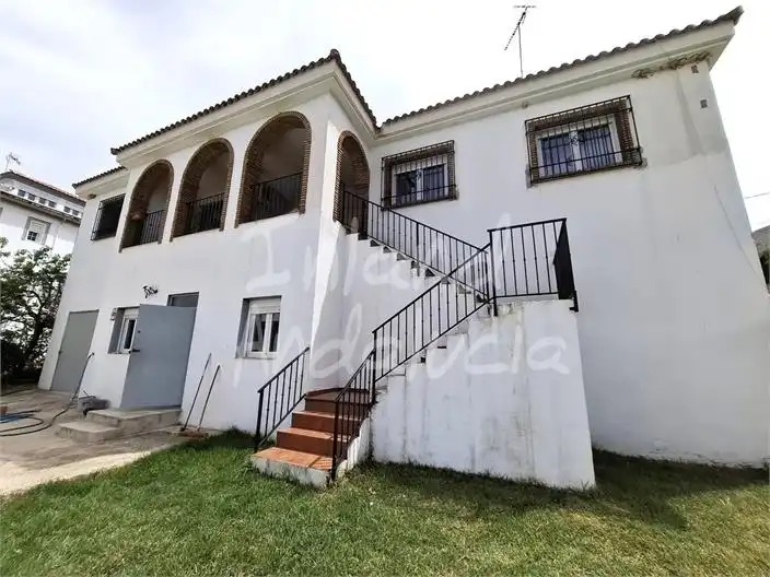 Vista exterior de Casa o xalet en venda en Loja amb Aire condicionat, Terrassa i Piscina