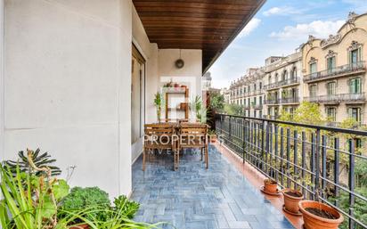 Exterior view of Flat for sale in  Barcelona Capital  with Heating, Terrace and Balcony