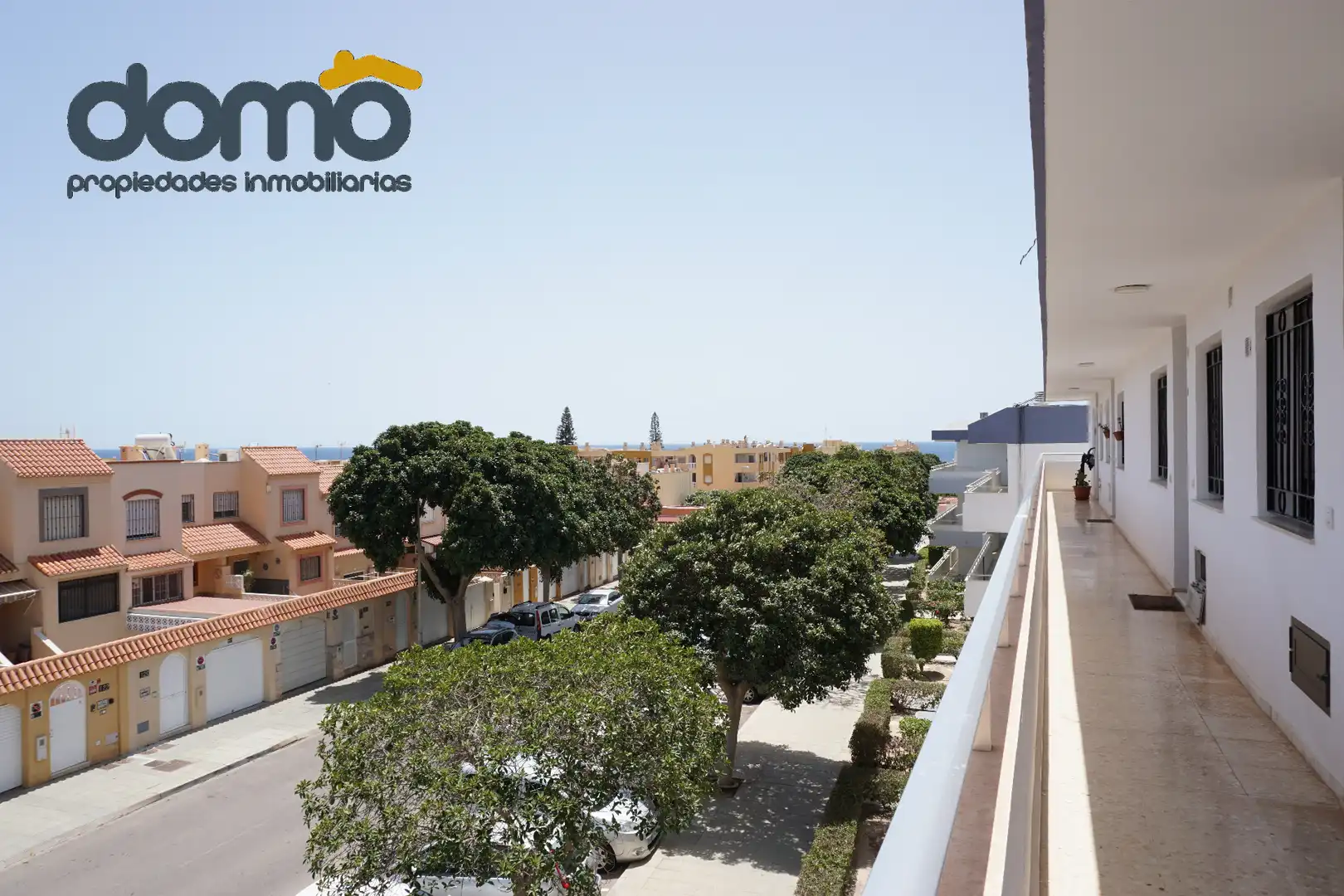 Vista exterior de Piso en venta en Almería con Aire acondicionado, Terraza y Piscina comunitaria