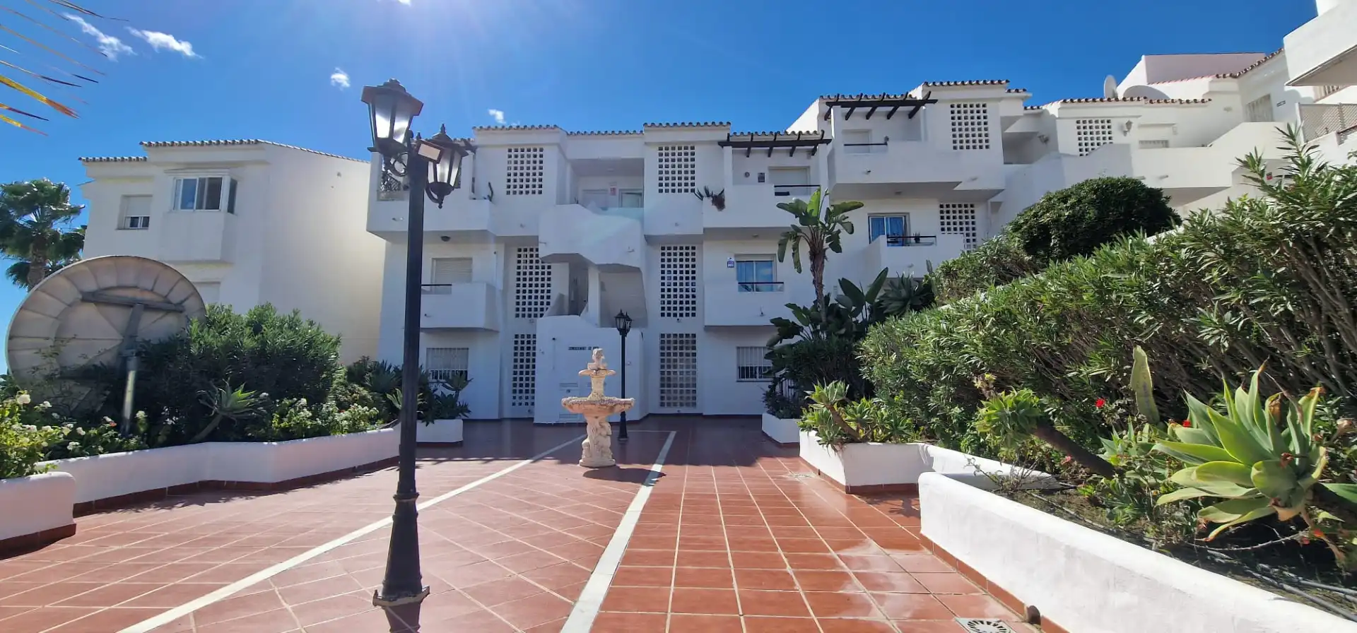 Vista exterior de Piso en venta en Estepona con Jardín privado, Terraza y Piscina