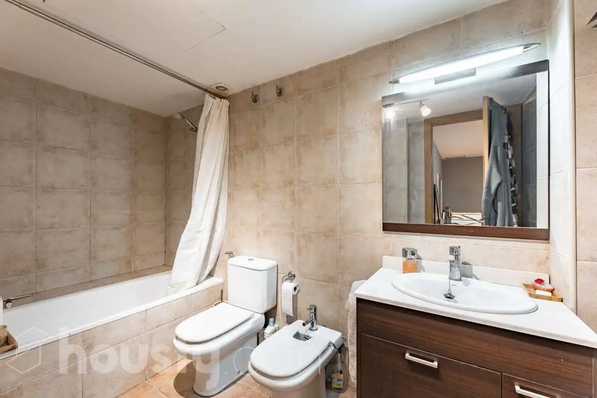 Bathroom of Duplexes for sale in L'Hospitalet de Llobregat  with Air Conditioner, Heating and Parquet flooring