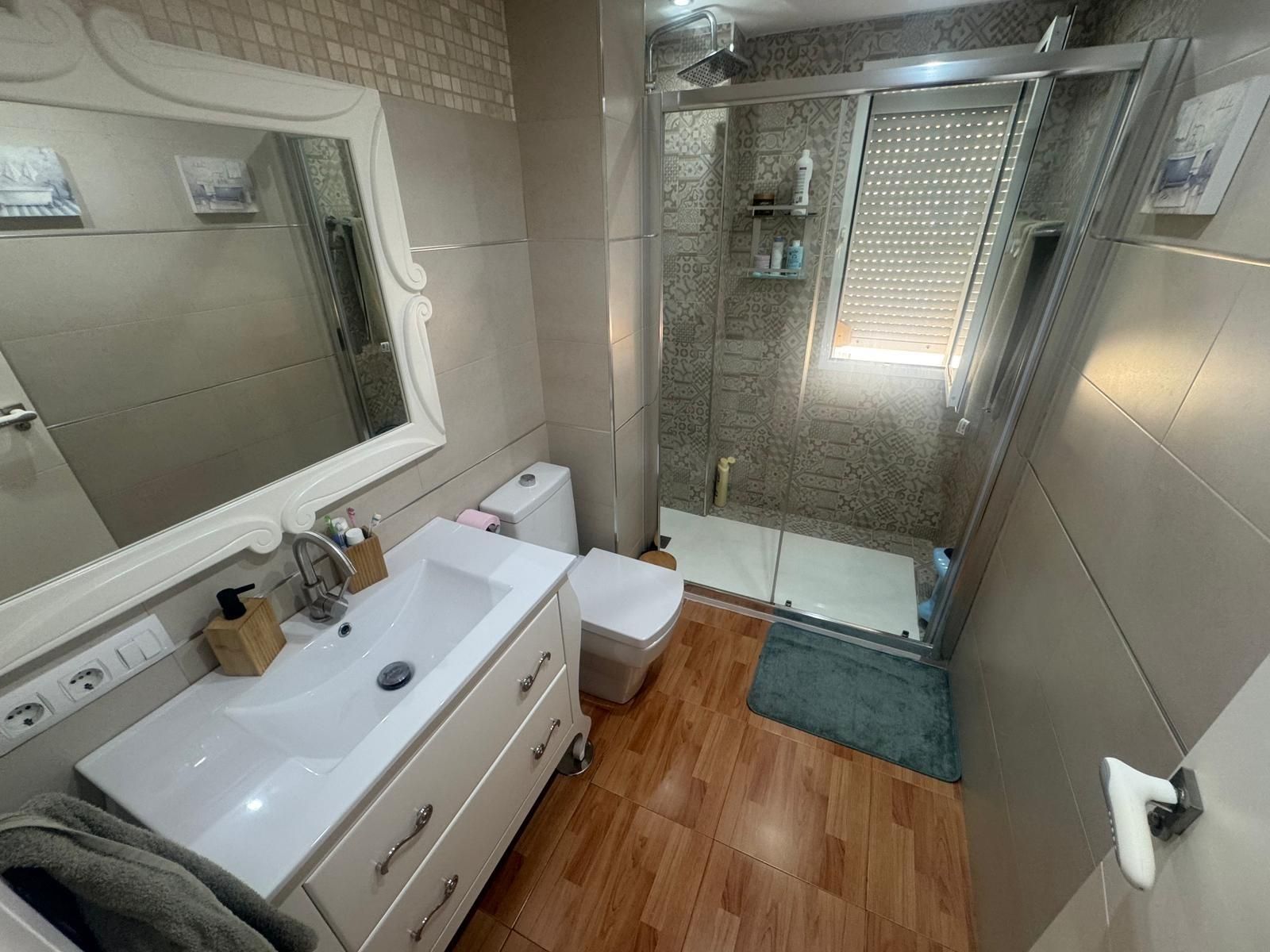 Bathroom of Flat for sale in Dos Hermanas  with Air Conditioner, Heating and Storage room
